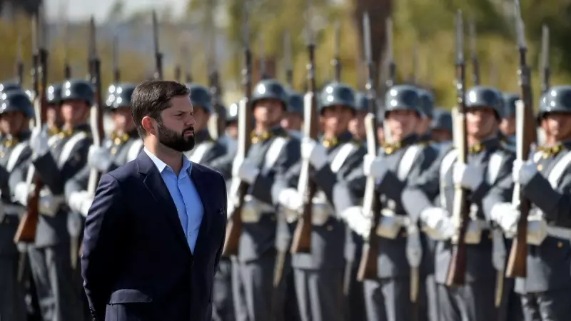 El presidente de Chile, Gabriel Boric, asiste a la conmemoración de la Batalla de Maipú, en Santiago de Chile, el 5 de abril de 2023.