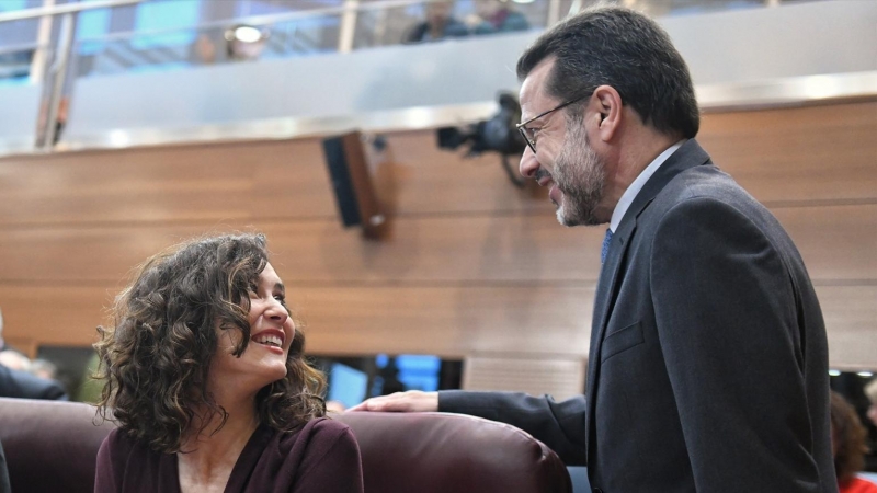 La presidenta de la Comunidad de Madrid, Isabel Díaz Ayuso, conversa con el consejero de Economía, Hacienda y Empleo de la Comunidad de Madrid, Javier Fernández-Lasquetty, durante una sesión plenaria en la Asamblea de Madrid, a 1 de diciembre de 2022, en