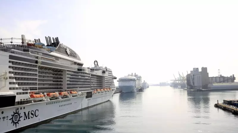 El Port de Barcelona, amb el creuer MSC Bellissima amarrat, en una imatge d'arxiu