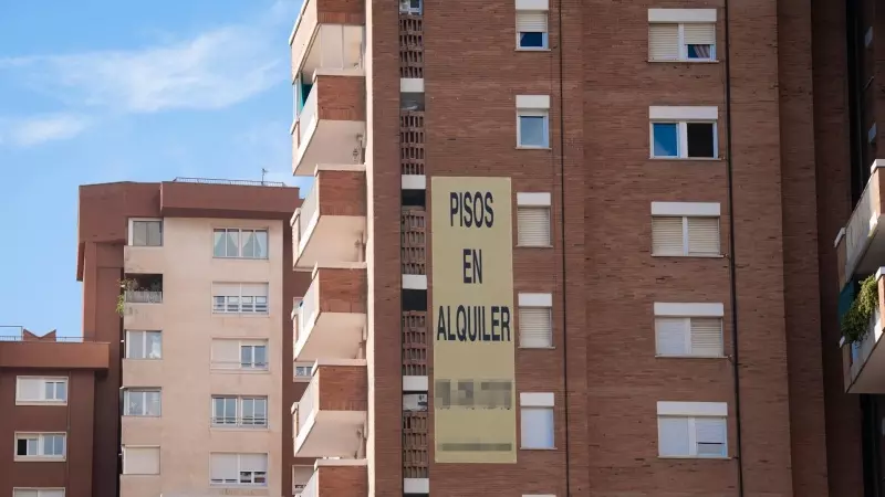 Cartel de alquiler de viviendas en la fachada de un edificio en Barcelona, a 31 de diciembre de 2022.