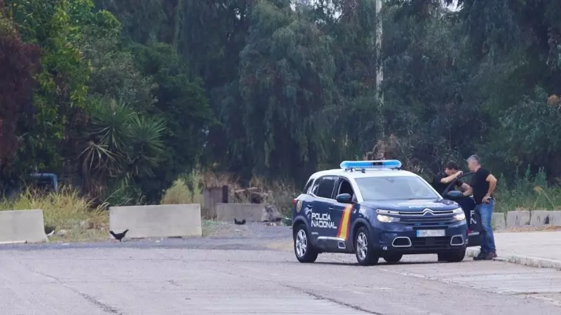 Un coche de la policía nacional tras el tiroteo en el asentamiento chabolista de El Vacie, a 21 de octubre de 2022 en Sevilla.