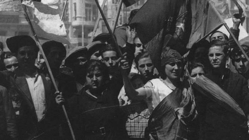 Banderas al aire en la proclamación de la II República en Madrid.