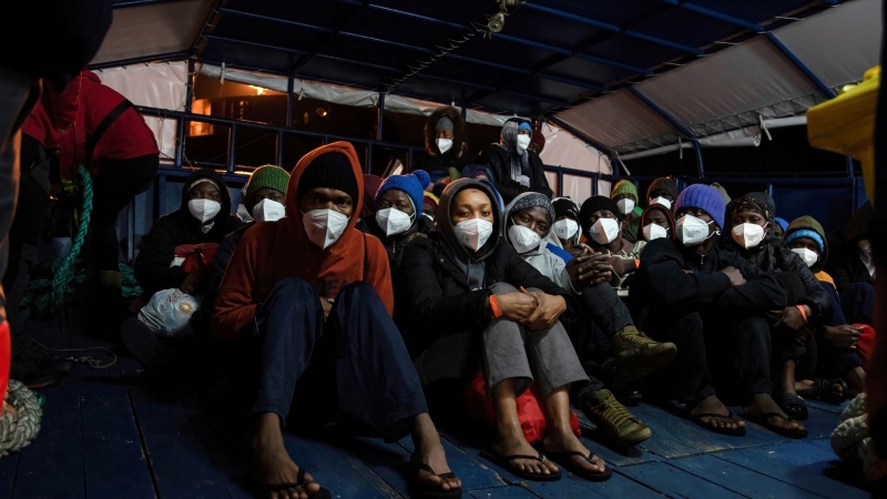 Un grupo de migrantes rescatados el pasado febrero por el barco Aita Mari a una 40 millas de la isla italiana de Lampedusa.