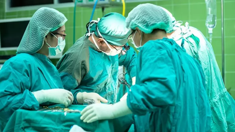 Médicos trabajando en una cirugía.