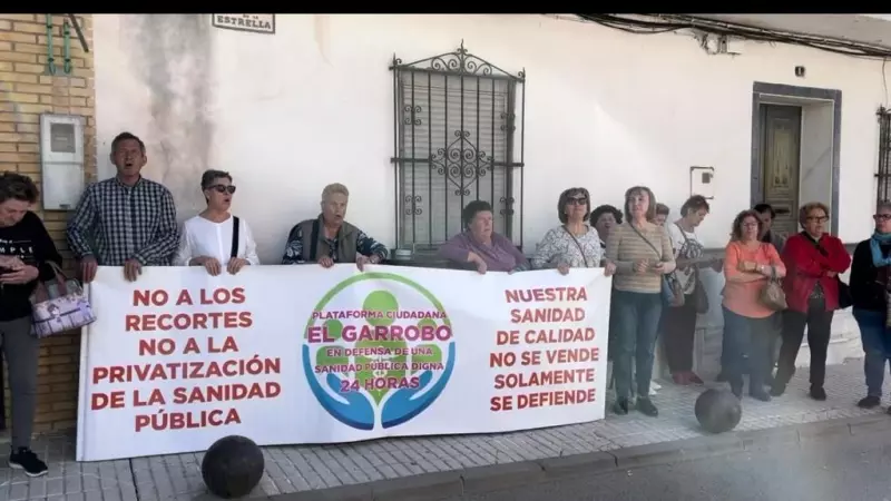 Concentración en El Garrobo, un pueblo de 821 habitantes a 35 kilómetros de Sevilla, que reclaman recuperar las urgencias las 24 horas.