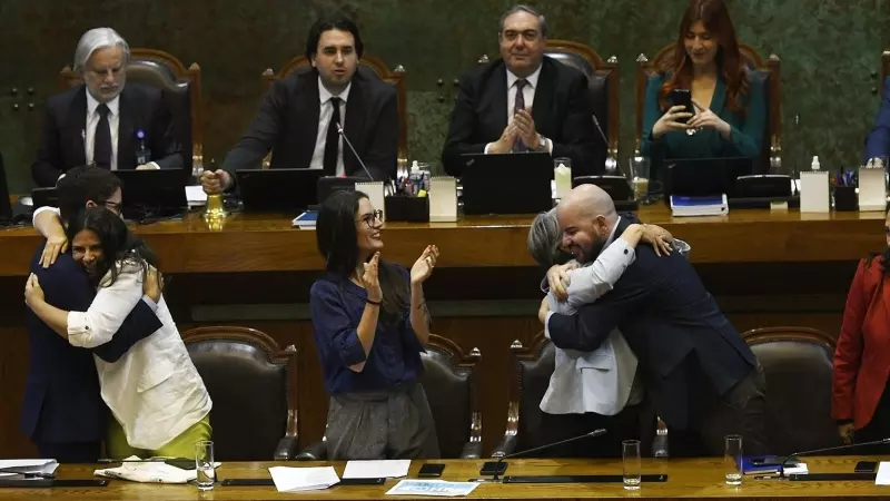 La ministra de Trabajo chilena, Jeannette Jara, y la ministra secretaria general del Gobierno, Camila Vallejo, celebran el resultado de la votación en Valparaíso, 11 de abril de 2023.