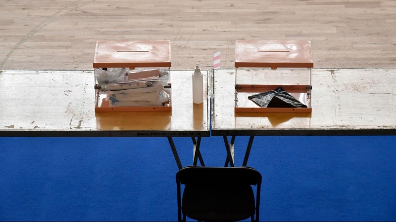 Dos urnas, en el dispositivo electoral para los comicios catalanes en Barcelona, a 13 de febrero de 2021