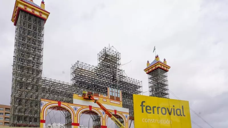 Trabajadores en tarea de montaje de la portada de la Feria de Abril del 2023 a 7 de marzo del 2023 en Sevilla, Andalucía.