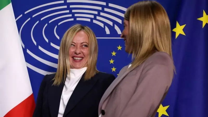 La presidenta del Parlamento Europeo, Roberta Metsola (derecha), da la bienvenida a la primera ministra italiana, Giorgia Meloni, en la sede del Parlamento Europeo en Bruselas, el 3 de noviembre de 2022.