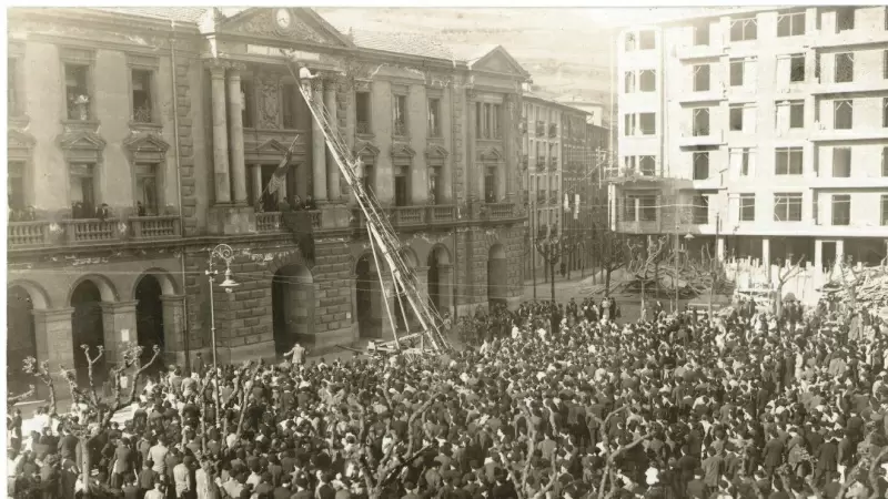 Los bomberos cambian el nombre a la plaza de Eibar