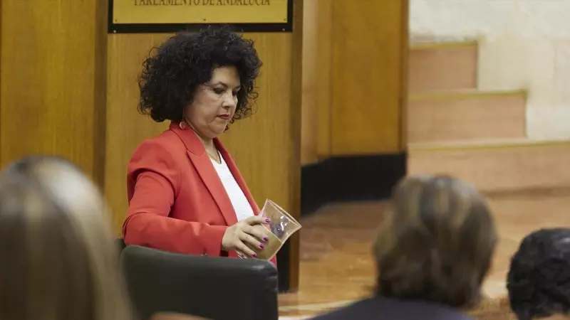 La diputada de Grupo Parlamentario Mixto-Adelante Andalucía, MarIbel Mora, vierte arena en el escaño del presidente de la Junta de Andalucía.