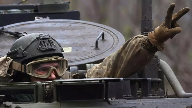 Un militar ucraniano muestra una señal de victoria mientras conduce hacia el frente durante los intensos combates en el frente de Bakhmut y Chasiv Yar, en Chasiv Yar, Ucrania , 12 de abril de 2023.