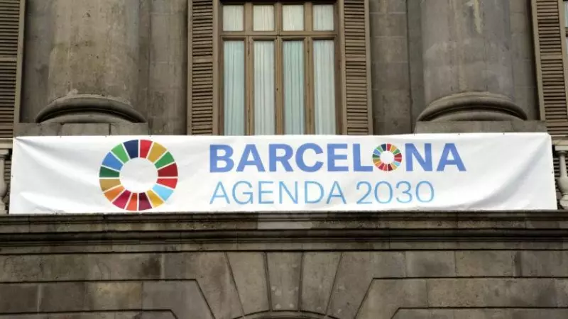 Una pancarta de la Agenda 2030 colgada en la fachada del Ayuntamiento de Barcelona.