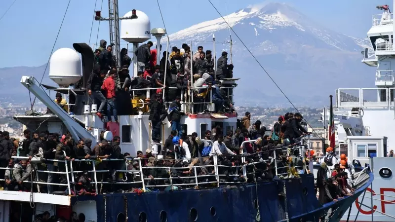 Parte de los 600 migrantes rescatados en un arrastrero a unas 100 millas de la costa de Sicilia llegan al puerto de Catania, Italia, este miércoles.