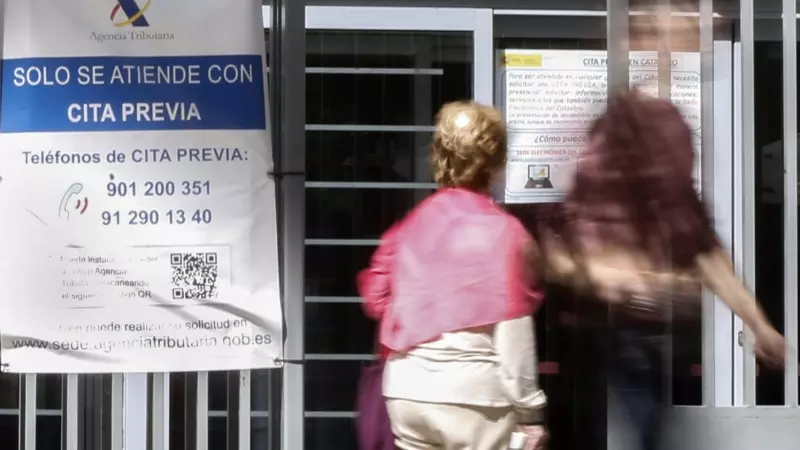 En la imagen, varias personas acceden a una de la oficinas que la Agencia Tributaria tiene en Madrid.