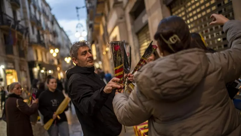 Varias personas durante la feria de Sant Jordi en Las Ramblas de Barcelona, a 23 de abril de 2022.