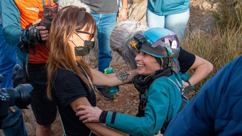 La deportista de élite, alpinista y escaladora Beatriz Flamini (d) es recibida a su salida de la cueva de Motril, Granada