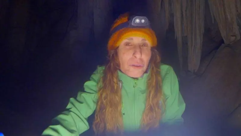Beatriz Flamini , una montañera española que ha estado aislada durante 500 días en una cueva, es retratada durante su vida diaria en la cueva de Motril, España