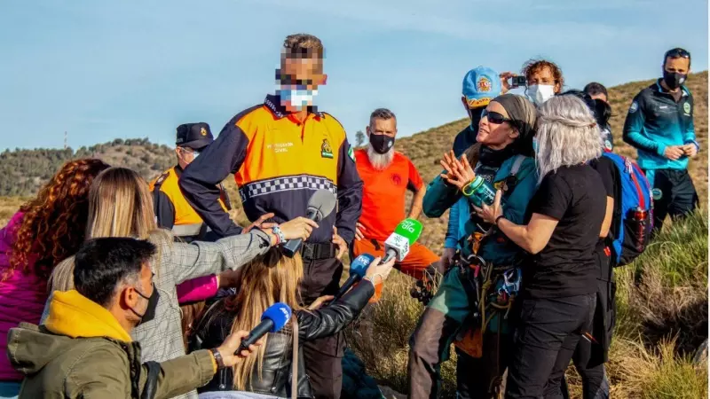 La deportista de élite, alpinista y escaladora Beatriz Flamini (c) posa con los miembros del Grupo de Actividades Espeleológicas de Motril que la han ayudado a su salida de la cueva de Motril, Granada