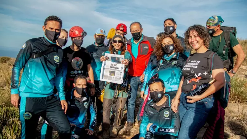 La deportista de élite, alpinista y escaladora Beatriz Flamini (c) posa con los miembros del Grupo de Actividades Espeleológicas de Motril que la han ayudado a su salida de la cueva de Motril, Granada