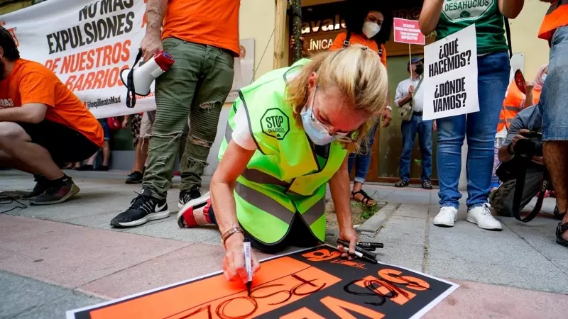 Un grupo de personas participa en una concentración para defender la regulación del precio del alquiler, el 14 de junio de 2021, en Madrid.