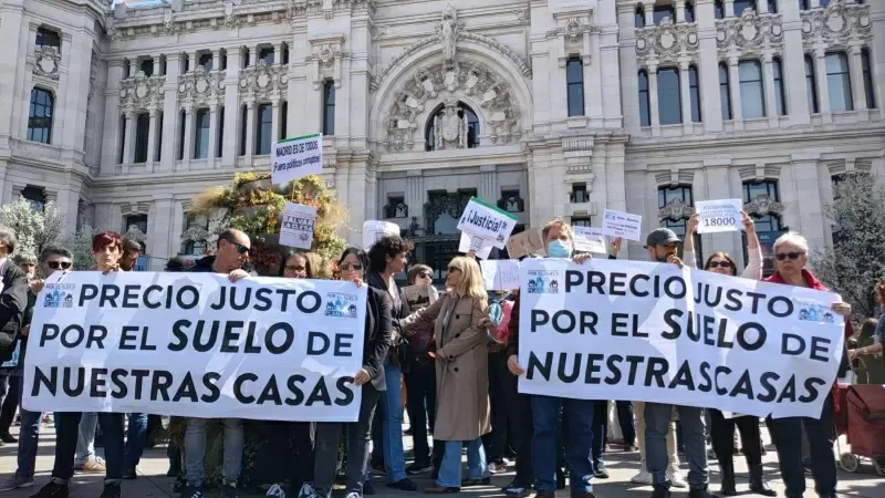 La plataforma de afectados por el suelo del Plan 18.000 protestan en una concentración, en marzo de 2023 (Madrid).