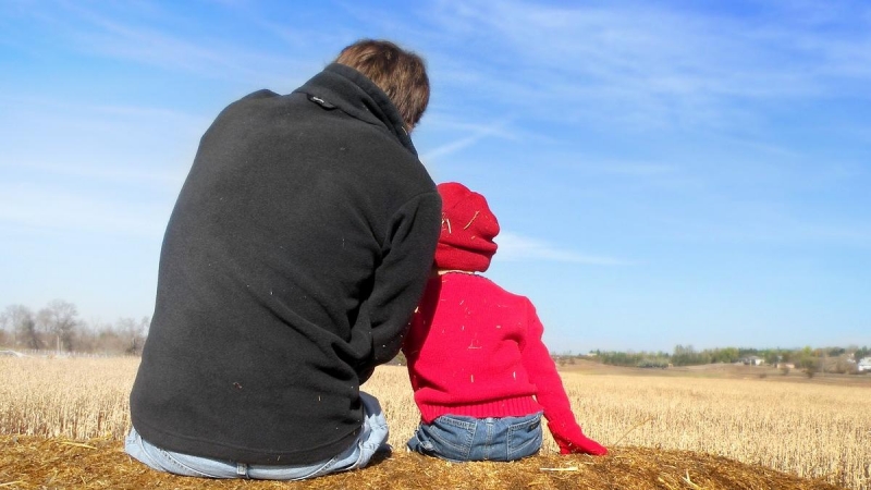 Un padre y su hijo posan de espaldas en una imagen de archivo