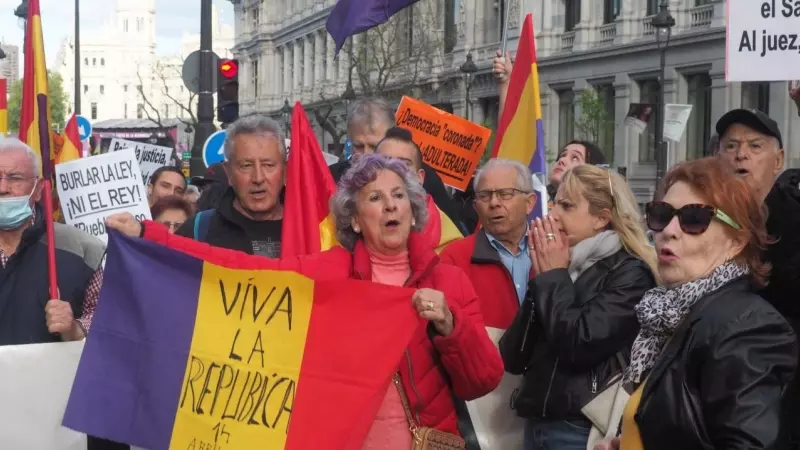 Una mujer con una bandera republicana en la manifestación por la III República en Madrid.