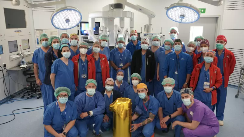 17-4-2023 L'equip que ha realitzat el primer trasplantament pulmonar completament robòtic del món