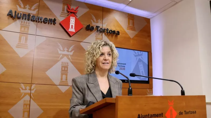 L'alcaldessa de Tortosa, Meritxell Roigé, el dia de la compareixença d'urgència a la sala de premsa de l'Ajuntament després de l'anunci de la marxa del PSC del govern municipal.