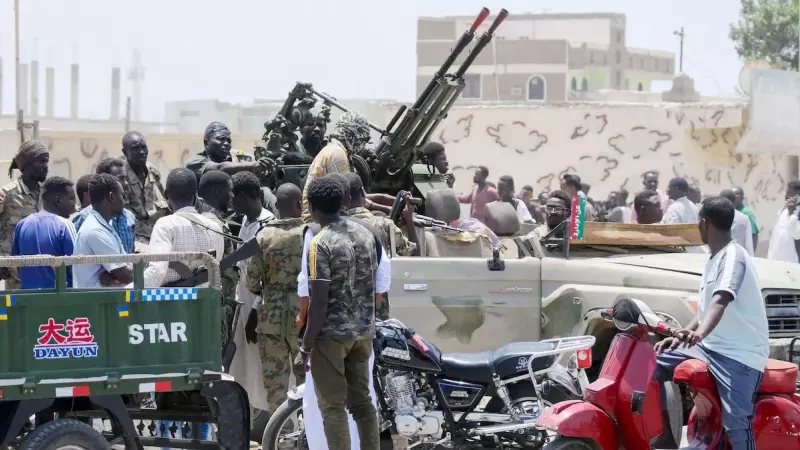 Los sudaneses saludan a un grupo de soldados leales a al Burhan, en la ciudad de Puerto Sudán, en el Mar Rojo, a 16 de abril de 2023.