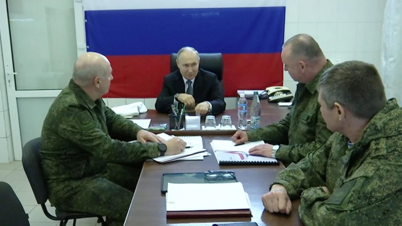 El presidente ruso, Vladímir Putin, durante su visita a los cuarteles generales de dos unidades de tropas en las regiones de Jersón y Lugansk.