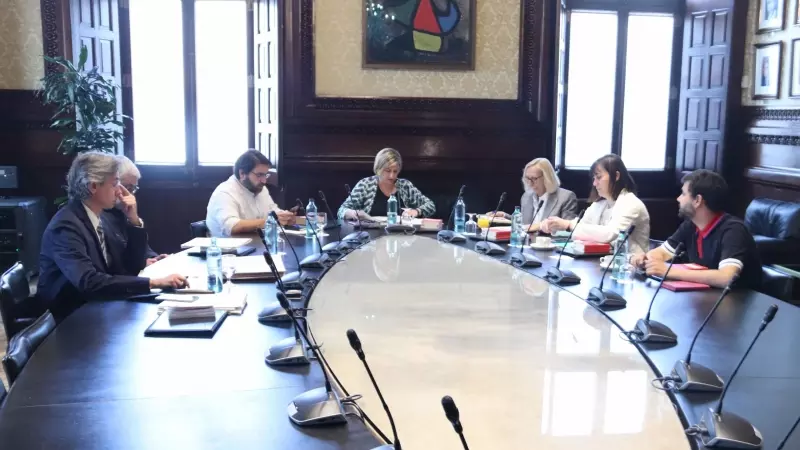 Pla general de la reunió de la Mesa del Parlament.