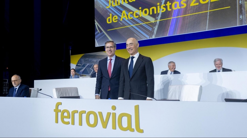 El consejero delegado de Ferrovial, Ignacio Madridejos (i) y el presidente de la constructora, Rafael del Pino (d), antes del inicio de la junta de accionistas de Ferrovial, en la que se votó el traslado de la sede social a Países Bajos.