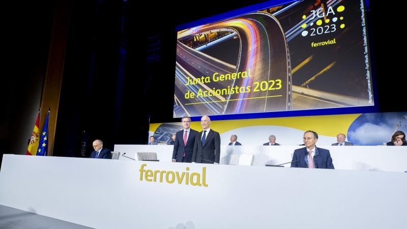 El consejero delegado de Ferrovial, Ignacio Madridejos (i) y el presidente de la constructora, Rafael del Pino (d), antes del inicio de la junta de accionistas de Ferrovial, en la que se votó el traslado de la sede social a Países Bajos. — Alberto Ortega