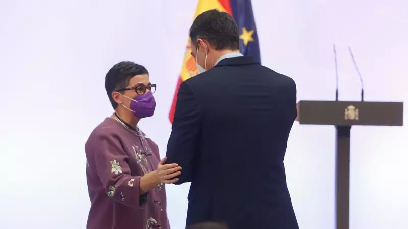 La exministra de Exteriores Arancha González Laya conversa con el presidente del Gobierno, Pedro Sánchez, tras un acto en Moncloa, a 10 de marzo de 2021.