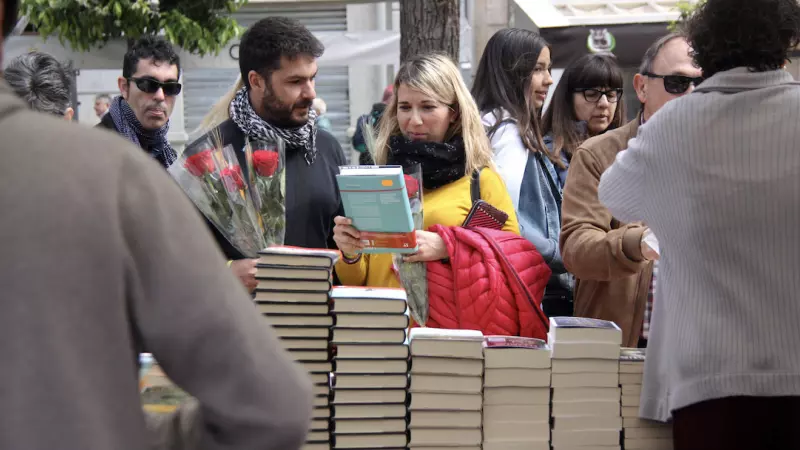 19-4-2023 Una parella remenant llibres en una de les parades instal·lades a la Rambla Nova de Tarragona en una imatge d'arxiu