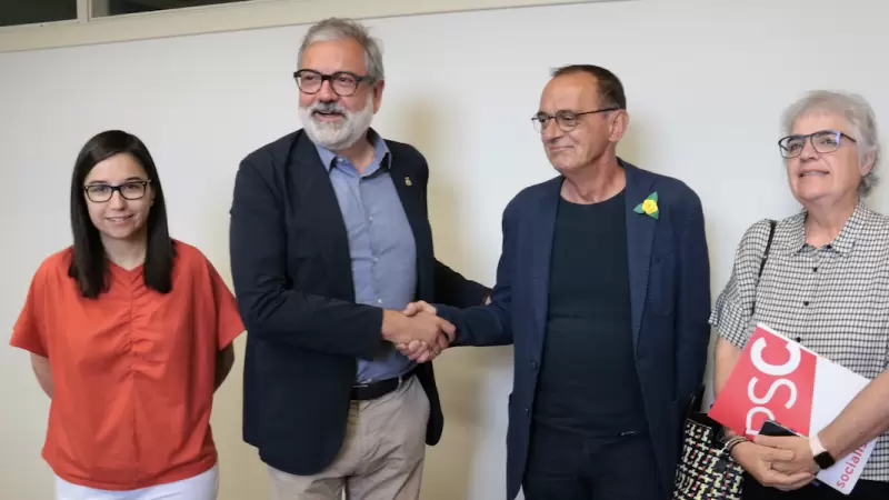 19-4-2023 L'alcalde de Lleida, Miquel Pueyo (ERC), encaixant la mà amb el candidat del PSC a l'alcaldia, Fèlix Larrosa, en una imatge d'arxiu