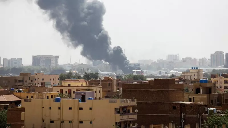 Columna de humo procedente de un edificio atacado en la capital de Sudán, Jartum.