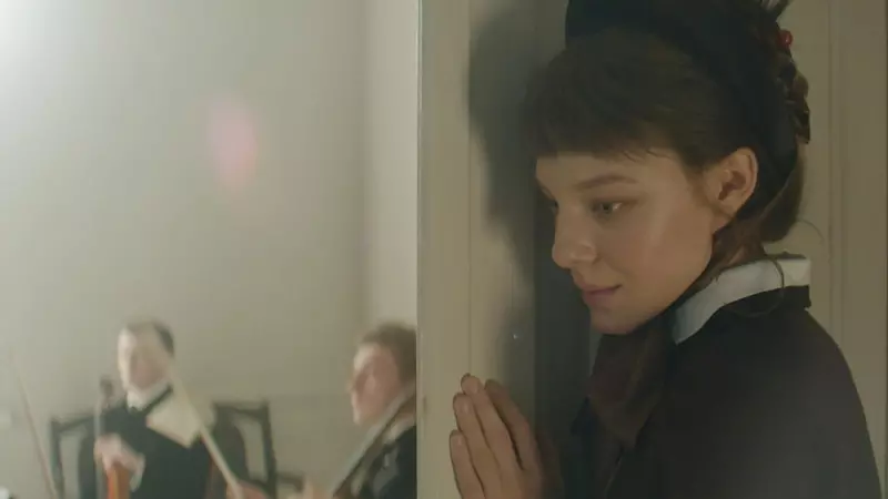 19/04/23 La actriz Alyona Mikhailova interpreta a Antonina Miliukova en la película (Vercine)