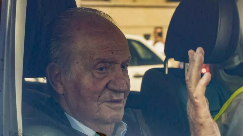 El rey emérito Juan Carlos I saluda a su llegada al domicilio de su amigo y anfitrión Pedro Campos en Sanxenxo.