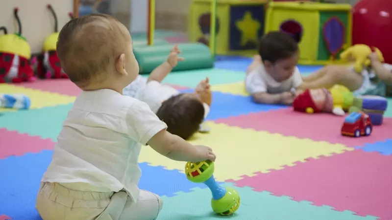 Un bebé juega en su primer día del curso 2022/2023 del primer ciclo de Infantil,