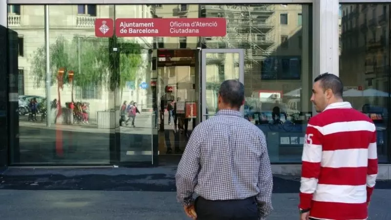 Puerta de entrada de la OAC situada en la plaça Sant Miquel.