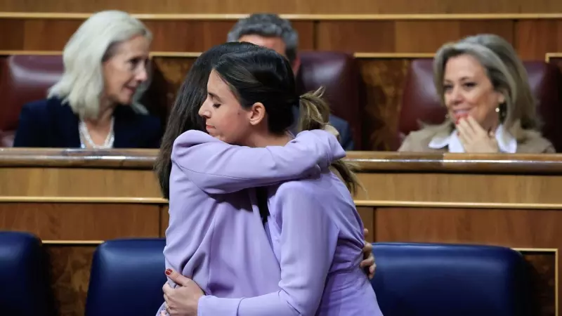 20/04/2023.- Las ministras de Igualdad y de Derechos Sociales y Agenda 2030, Irene Montero e Ione Bellarra (i), durante el pleno celebrado este jueves en el Congreso. EFE/Zipi Aragón