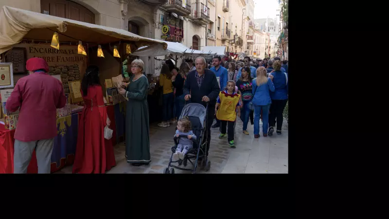 20-4-2023 Visitants al mercat de la 35a Setmana Medieval de Montblanc.