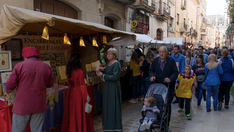 20-4-2023 Visitants al mercat de la 35a Setmana Medieval de Montblanc.