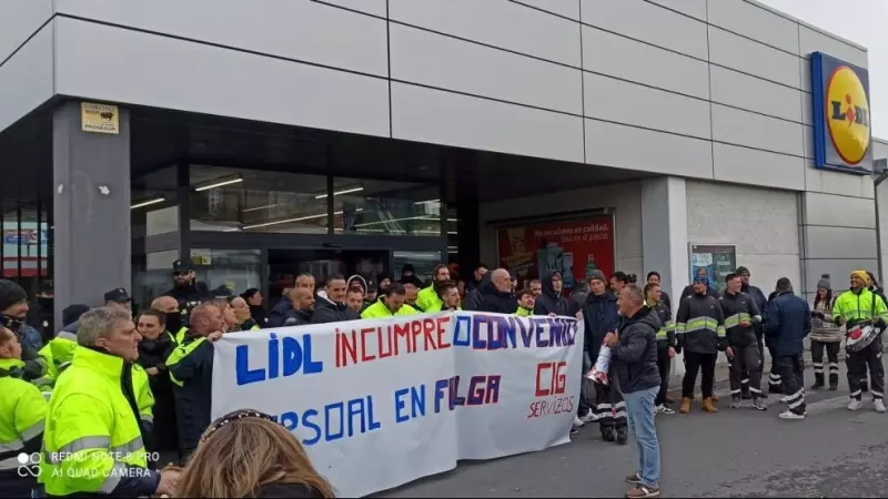 20/4/23 Protesta de los trabajadores de LIdl frente a su centro de trabajo.