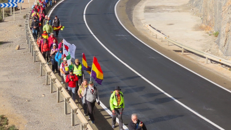 20/04/2023. Decenas de personas recrean el trayecto realizado durante La Desbandá.