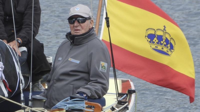 20/04/2023.- El rey emérito, Juan Carlos I, regresa de navegar en Sanxenxo, Pontevedra, este jueves. EFE/ Lavandeira Jr