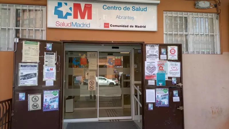 Ayuso condena a un centro de salud de Carabanchel a abrir cada tarde sin ningún médico de los ocho adjudicados